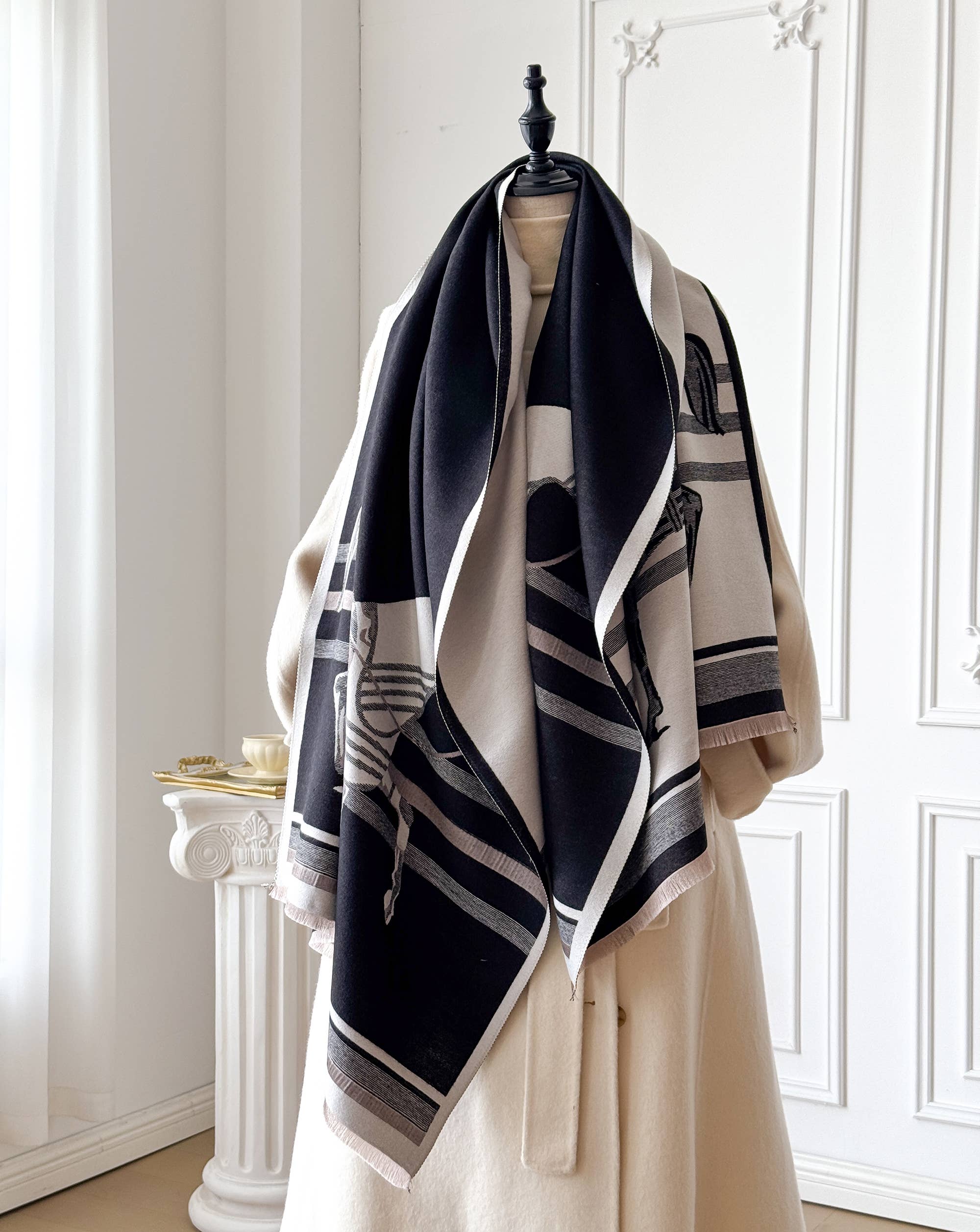 Winding River Black / White Horse Corral Reversible Wrap