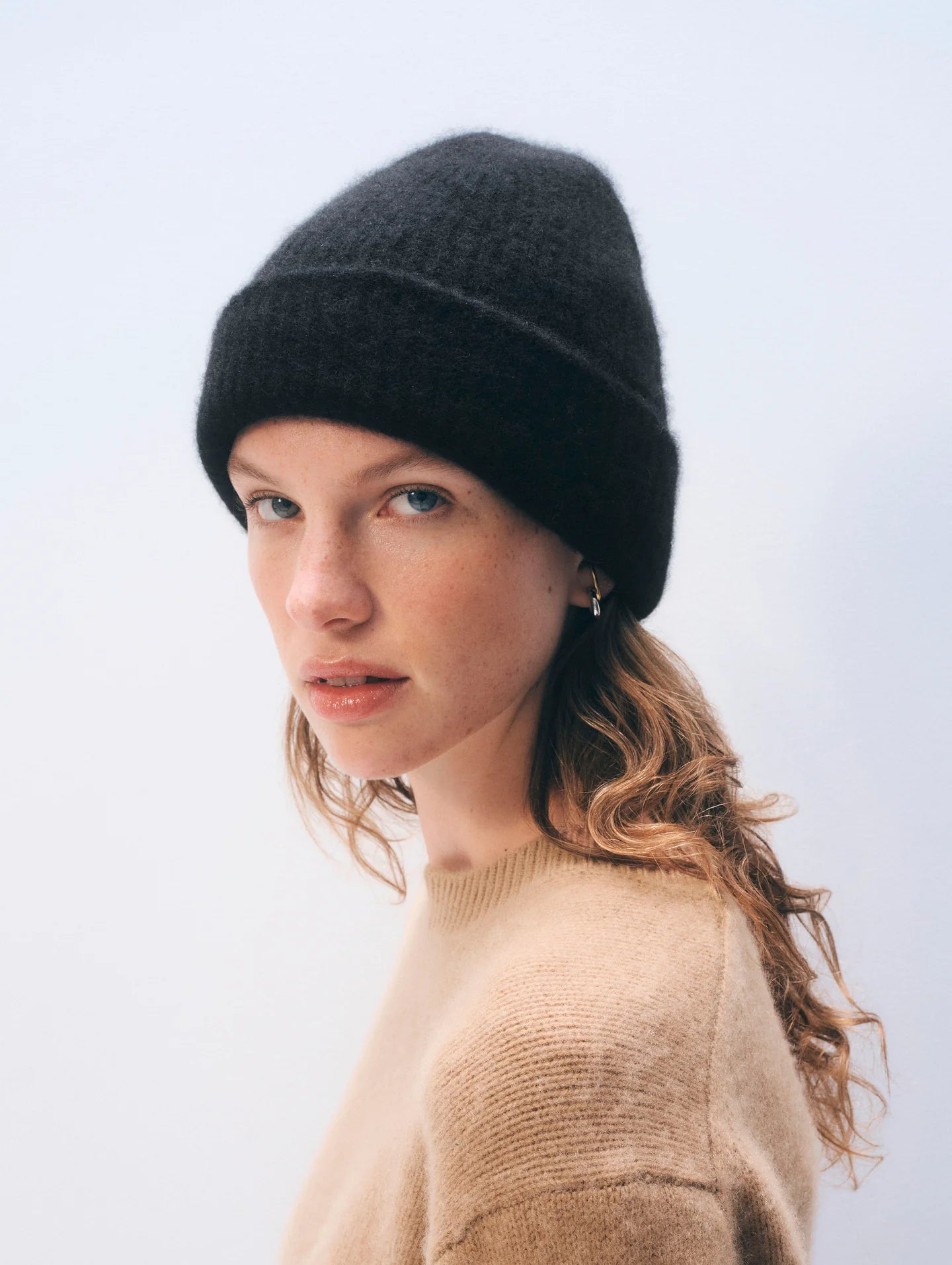 White + Warren Luxe Ribbed Cashmere Beanie