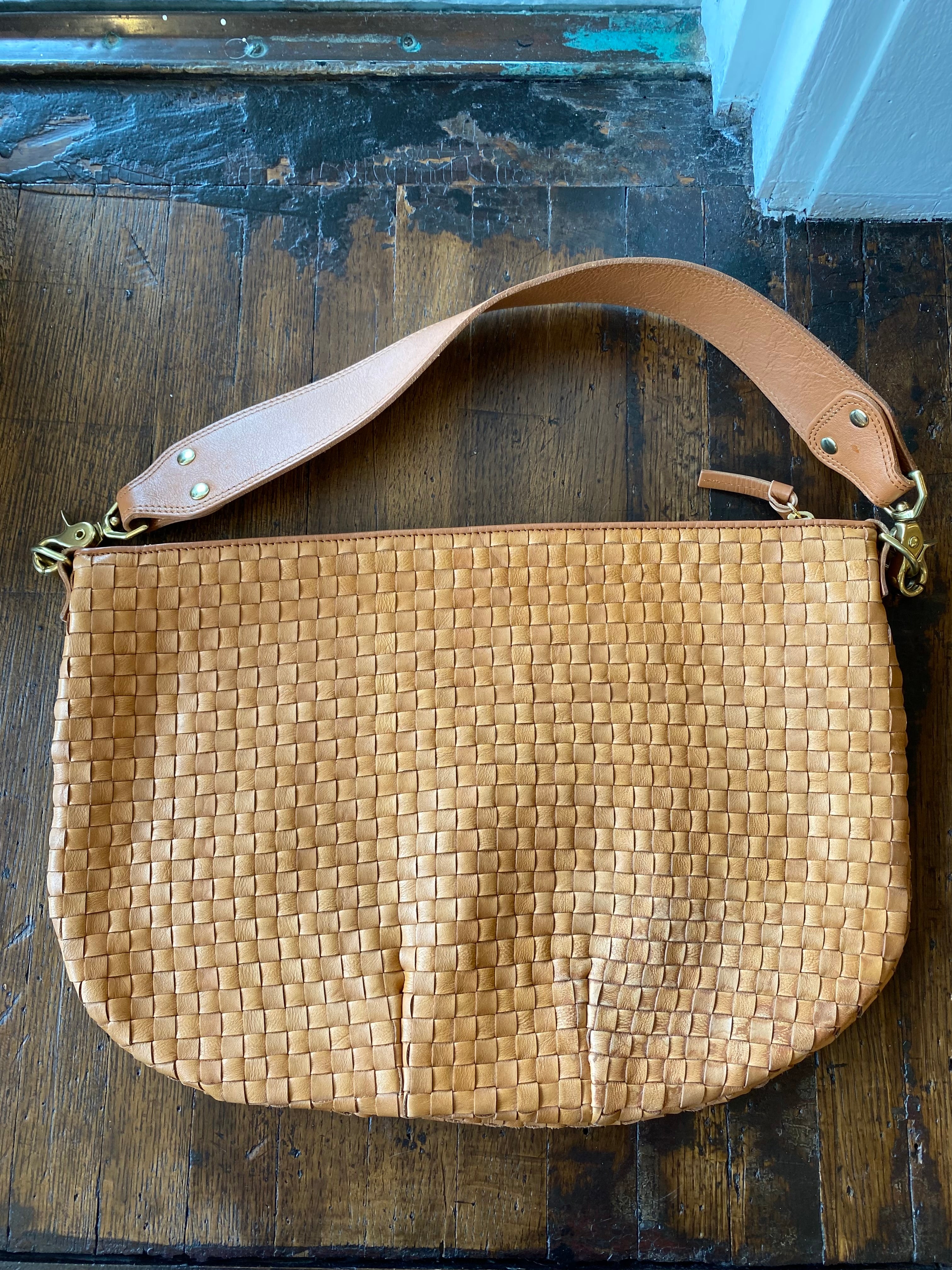 Clare V. Moyen Messenger *Damaged*