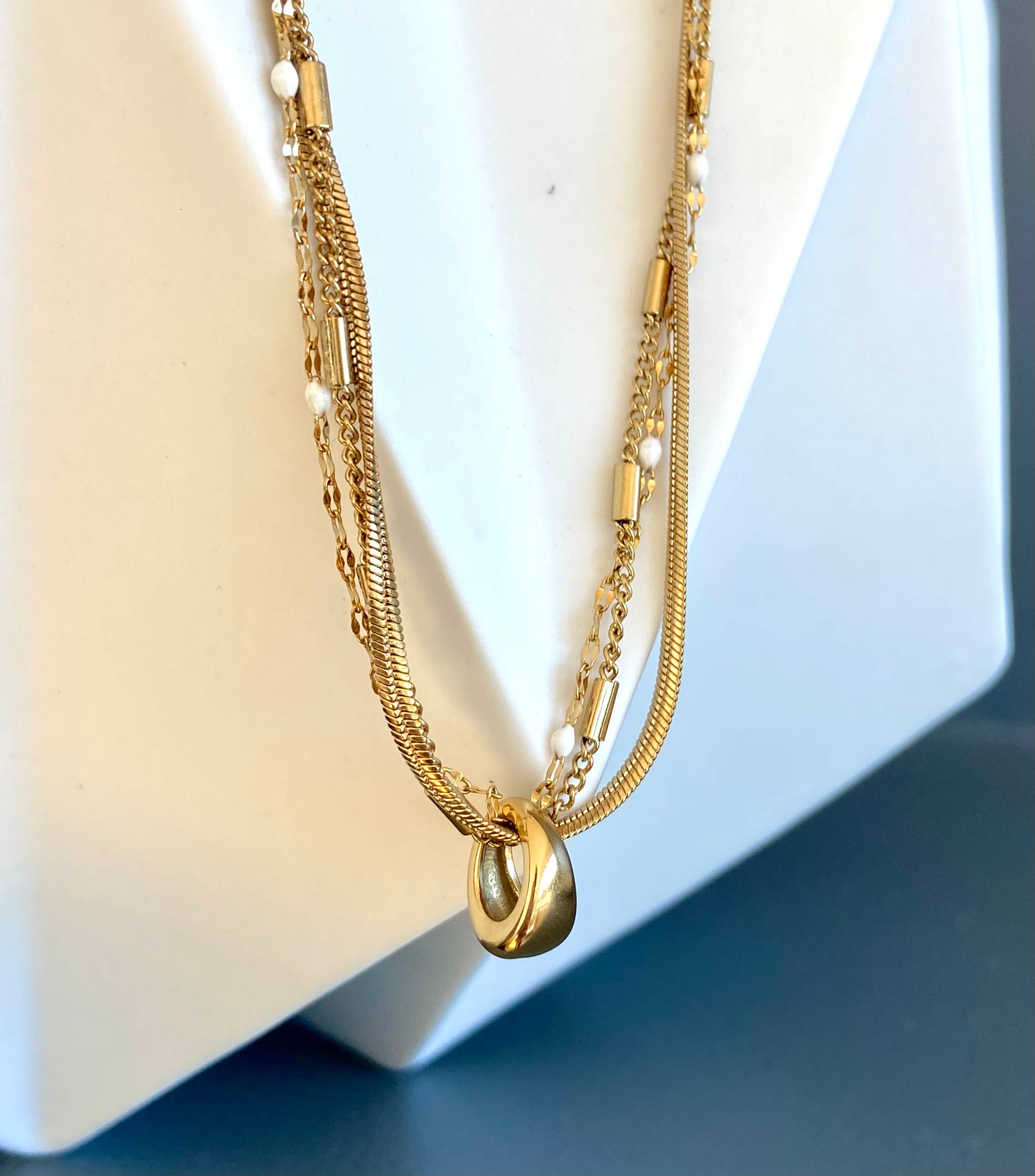 Little Hen Sally necklace N61MAC