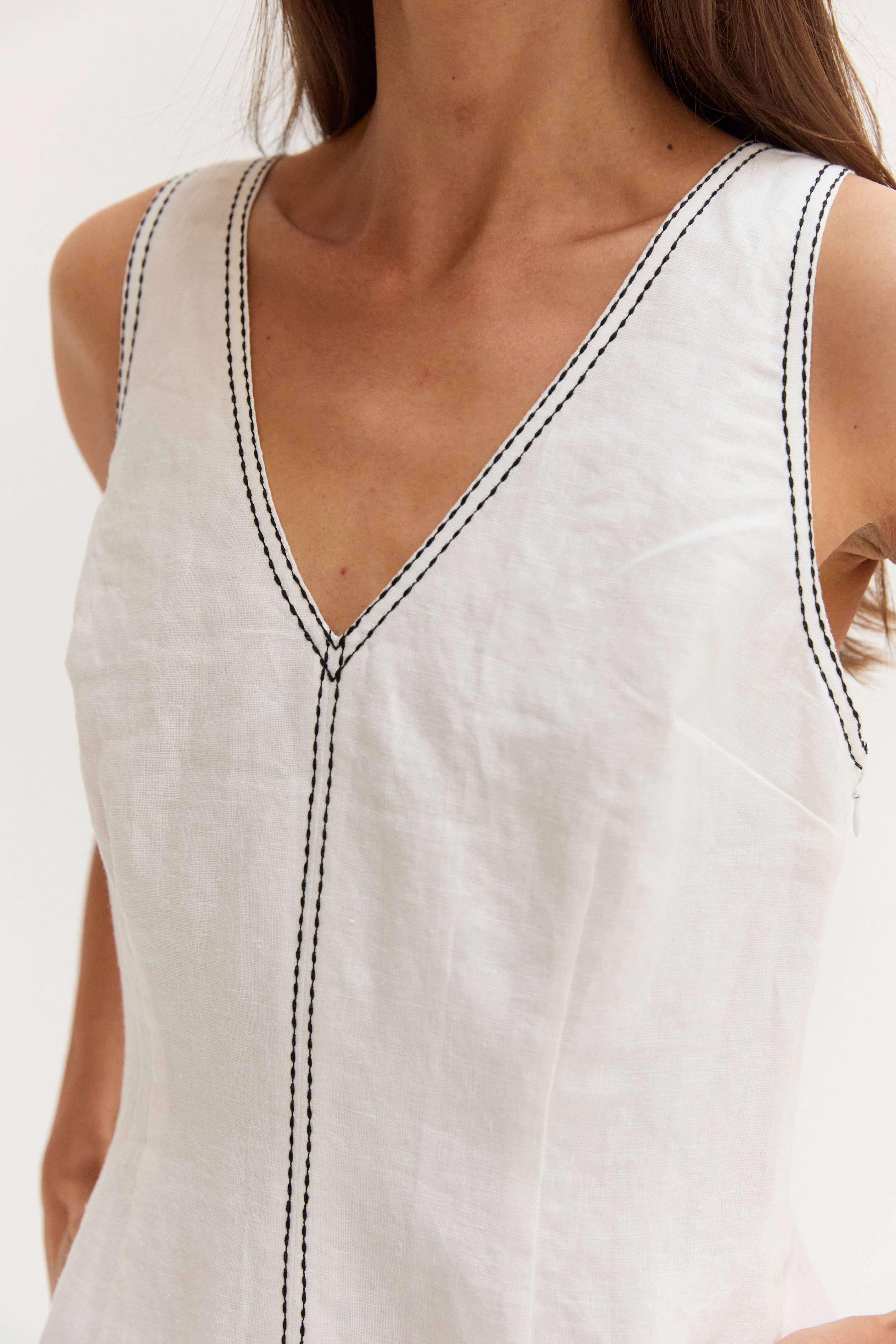 Crescent Amara Contrast Stitch V-Neck Linen Mini Dress CD9717