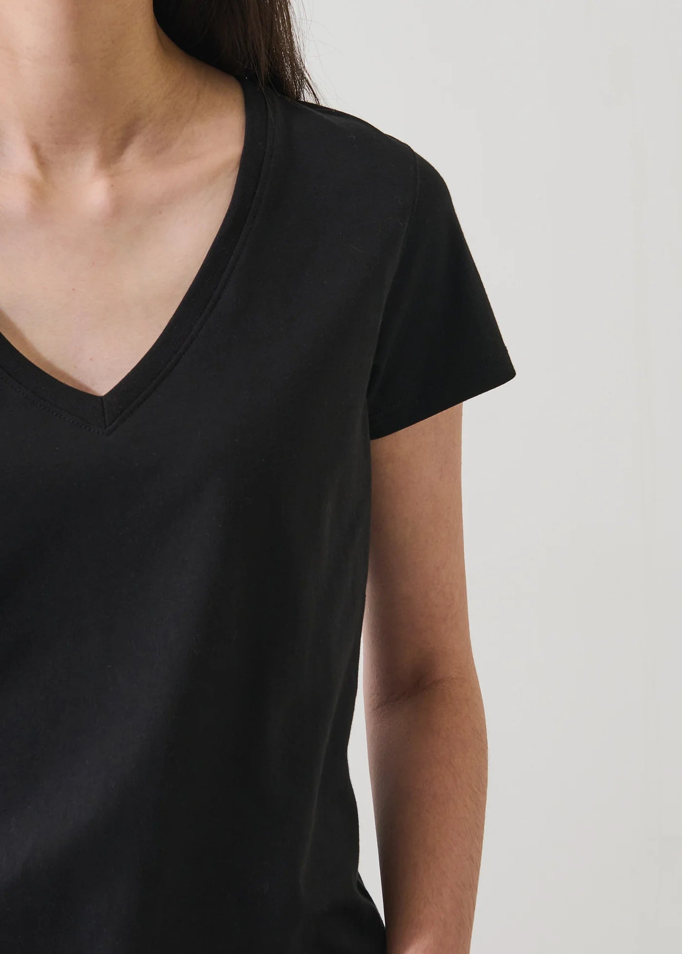 Patrick Assaraf Iconic Pima Stretch Fitted V Neck W95V02