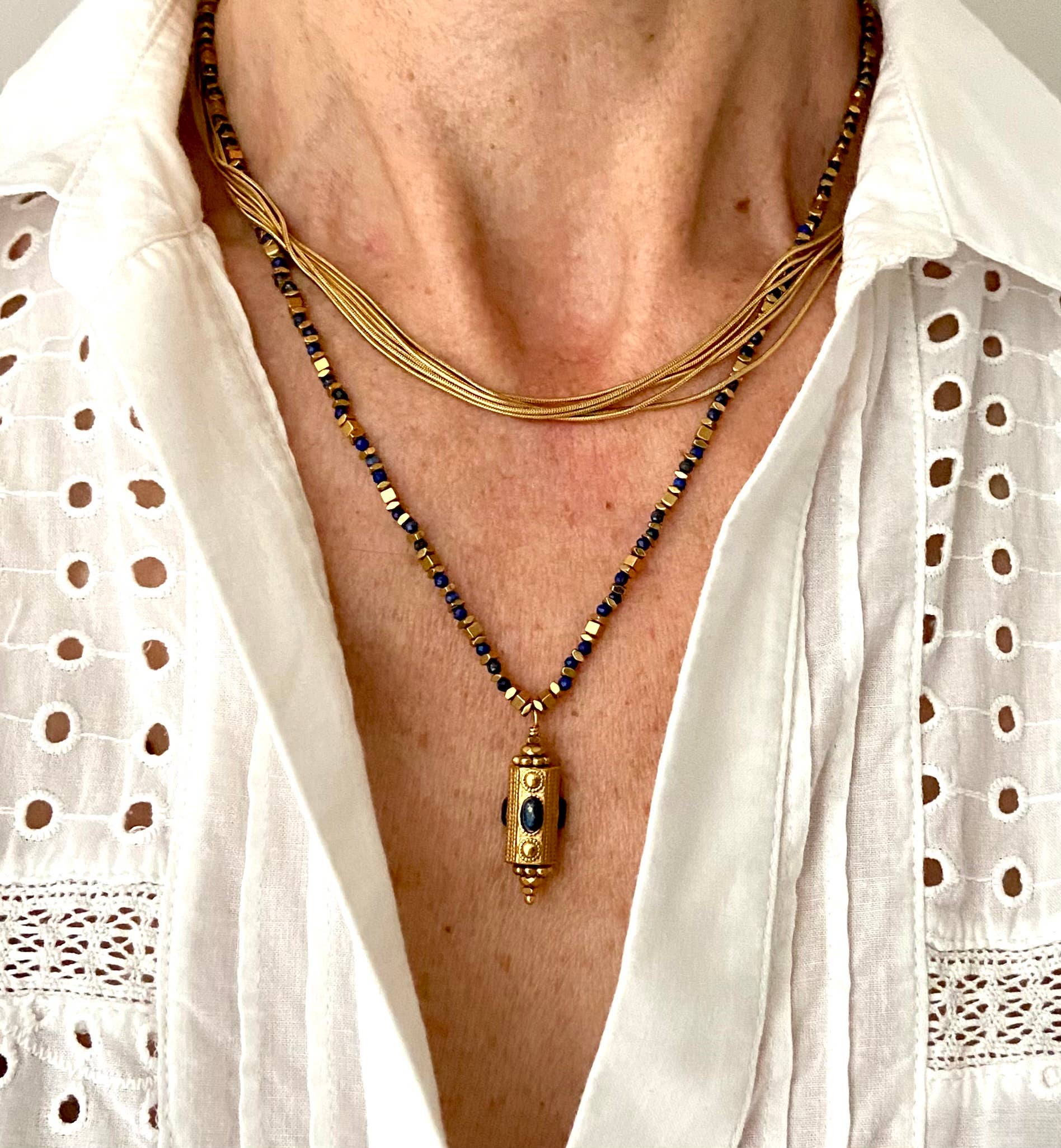 Little Hen Khiva Necklace with Lapis Lazuli Stones N38MAC