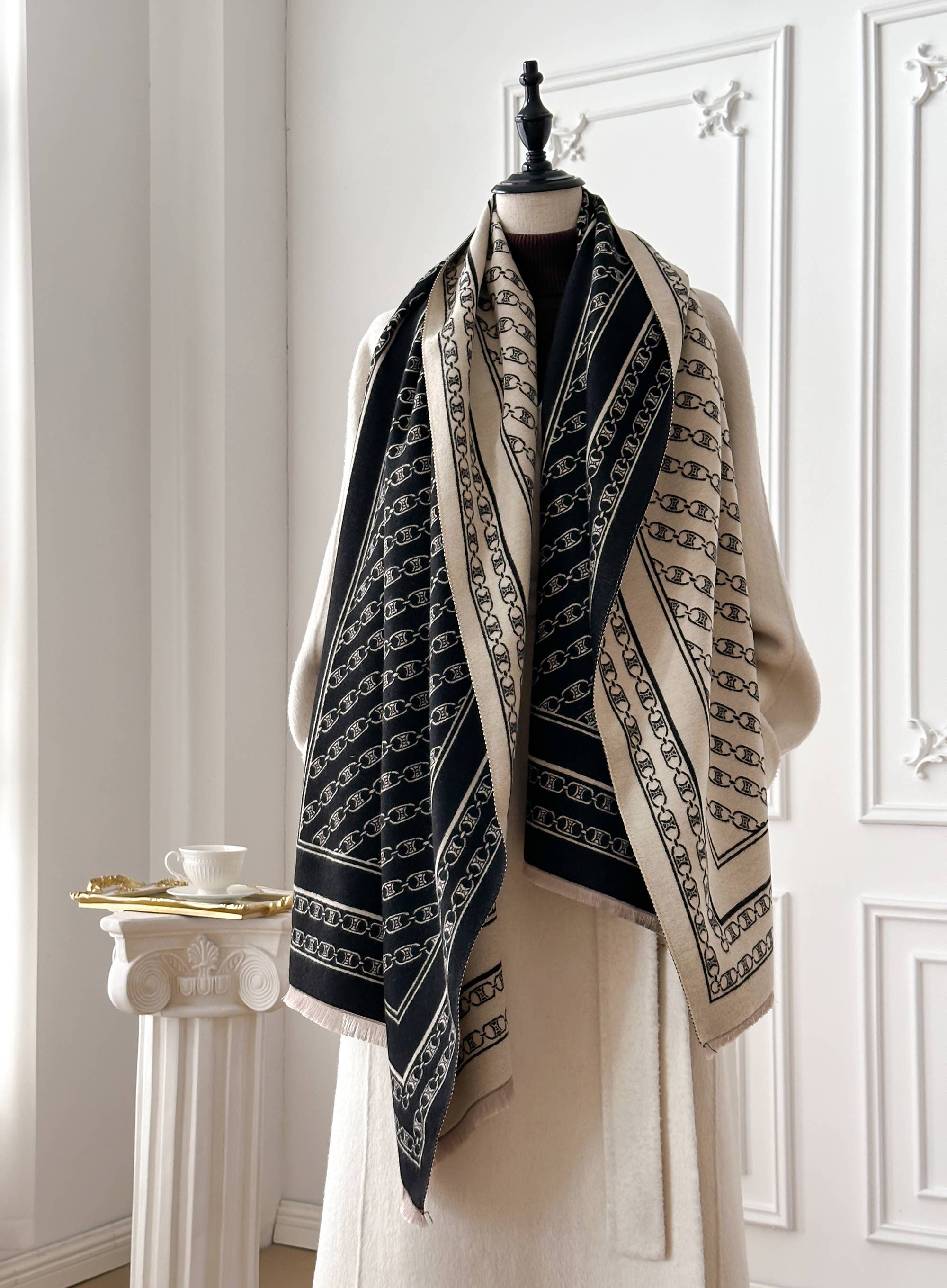 Winding River Black / White Equine Chain Reversible Wrap