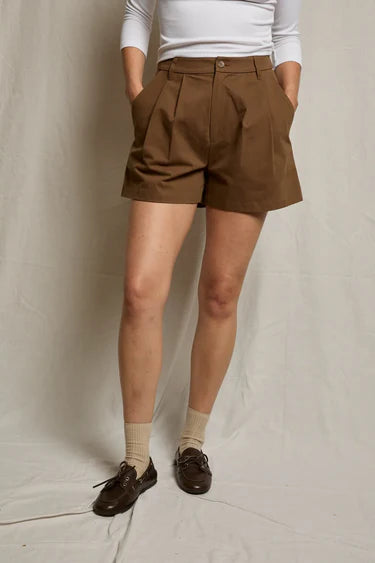 Perfect White Tee Mei Double Pleated Short