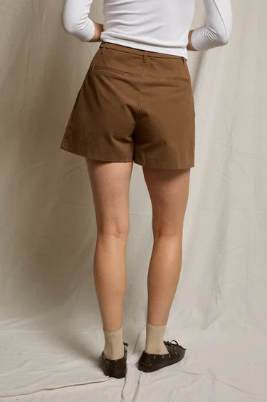 Perfect White Tee Mei Double Pleated Short