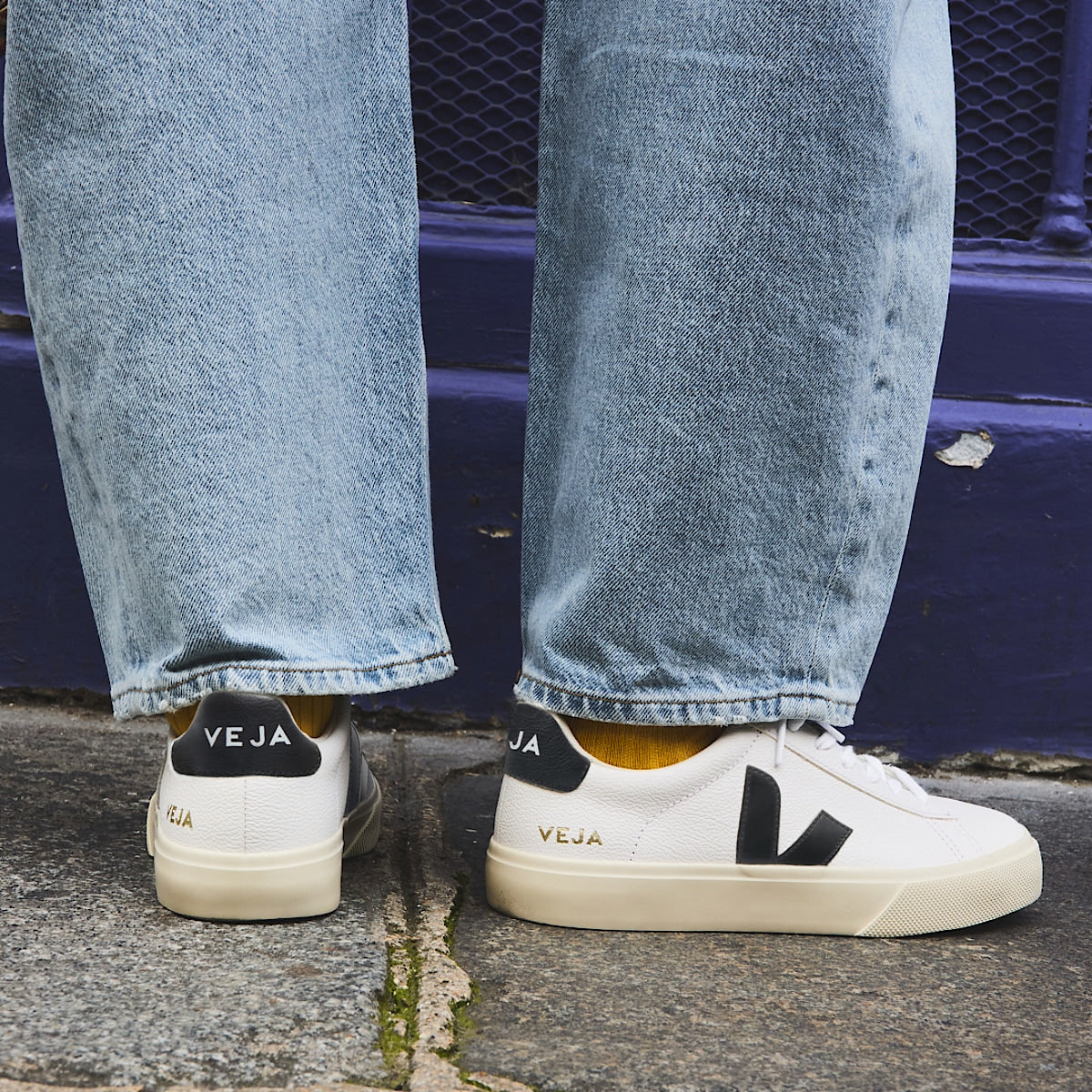 Veja Campo Leather Extra-White Black detail view