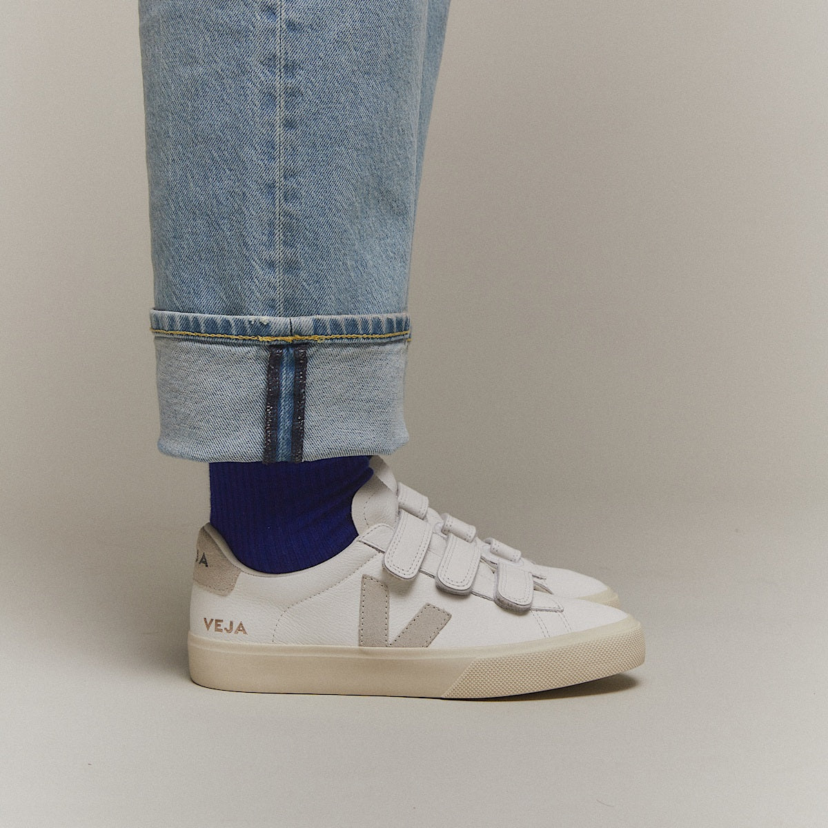 Veja Recife Leather Extra-White Natural detail view