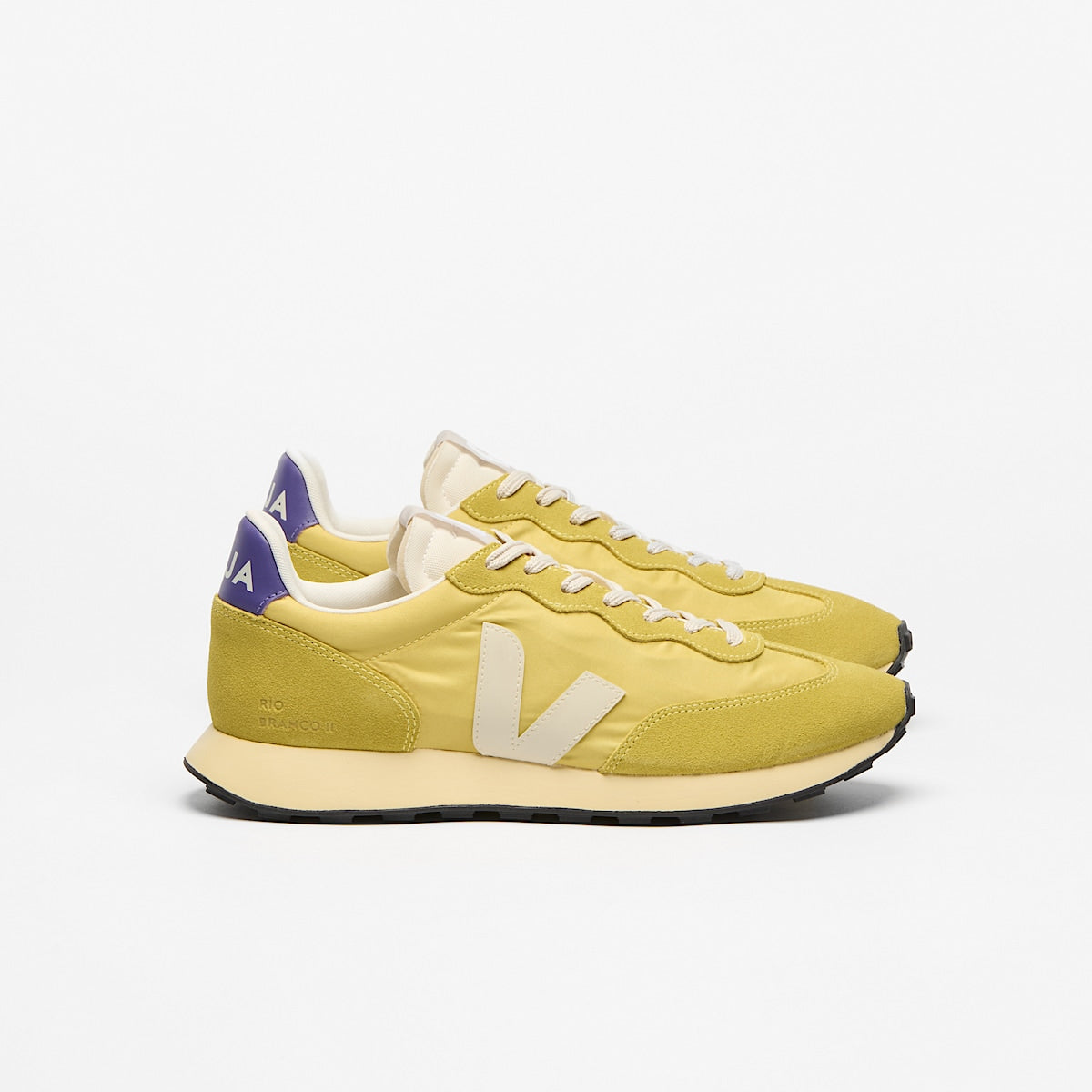 Veja Rio Branco II Light Nylon Liquor Pierre Purple lateral view