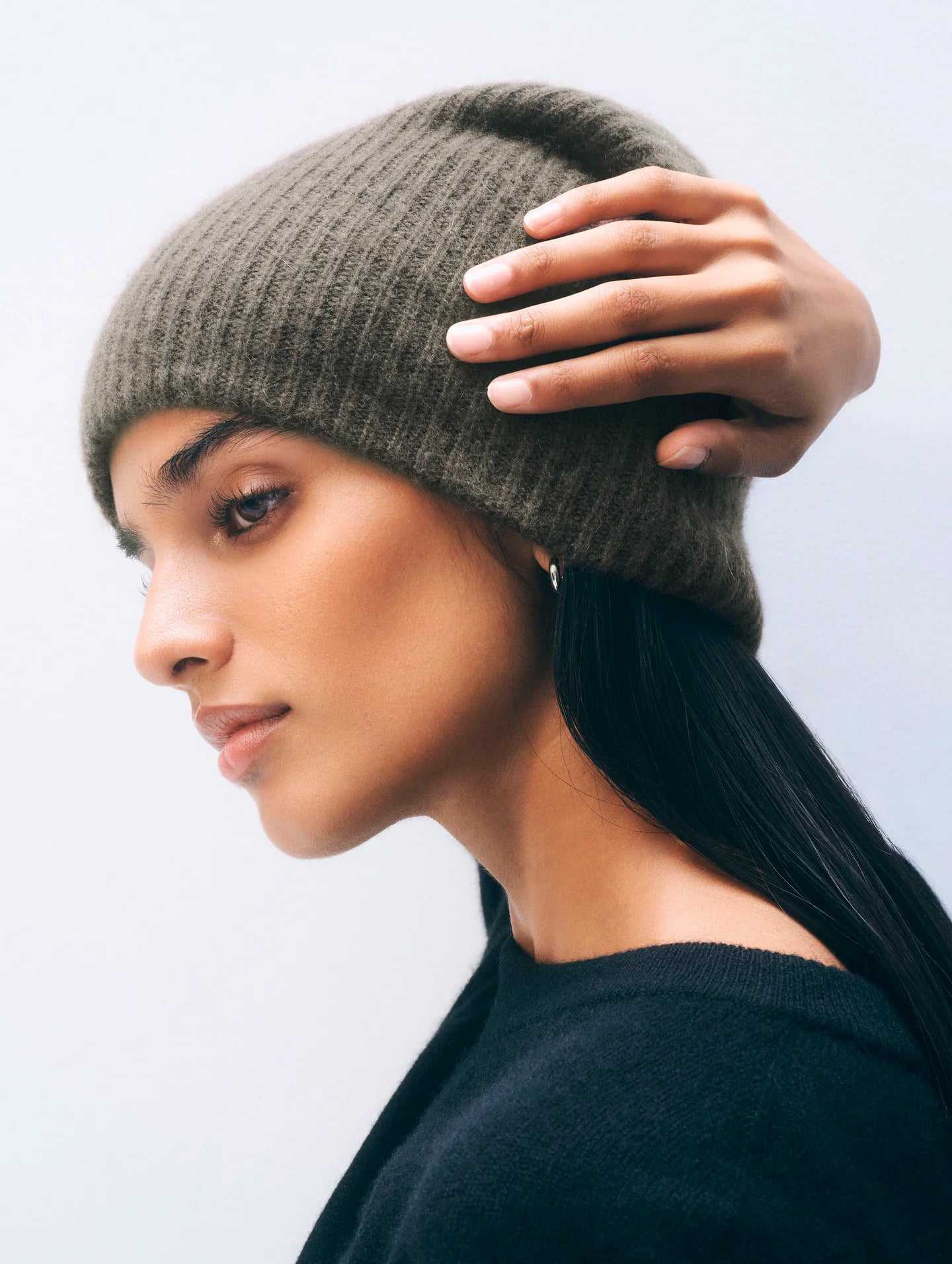 White + Warren Luxe Ribbed Cashmere Beanie