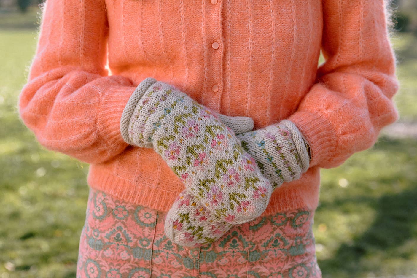 French Knot Leelu Mitten