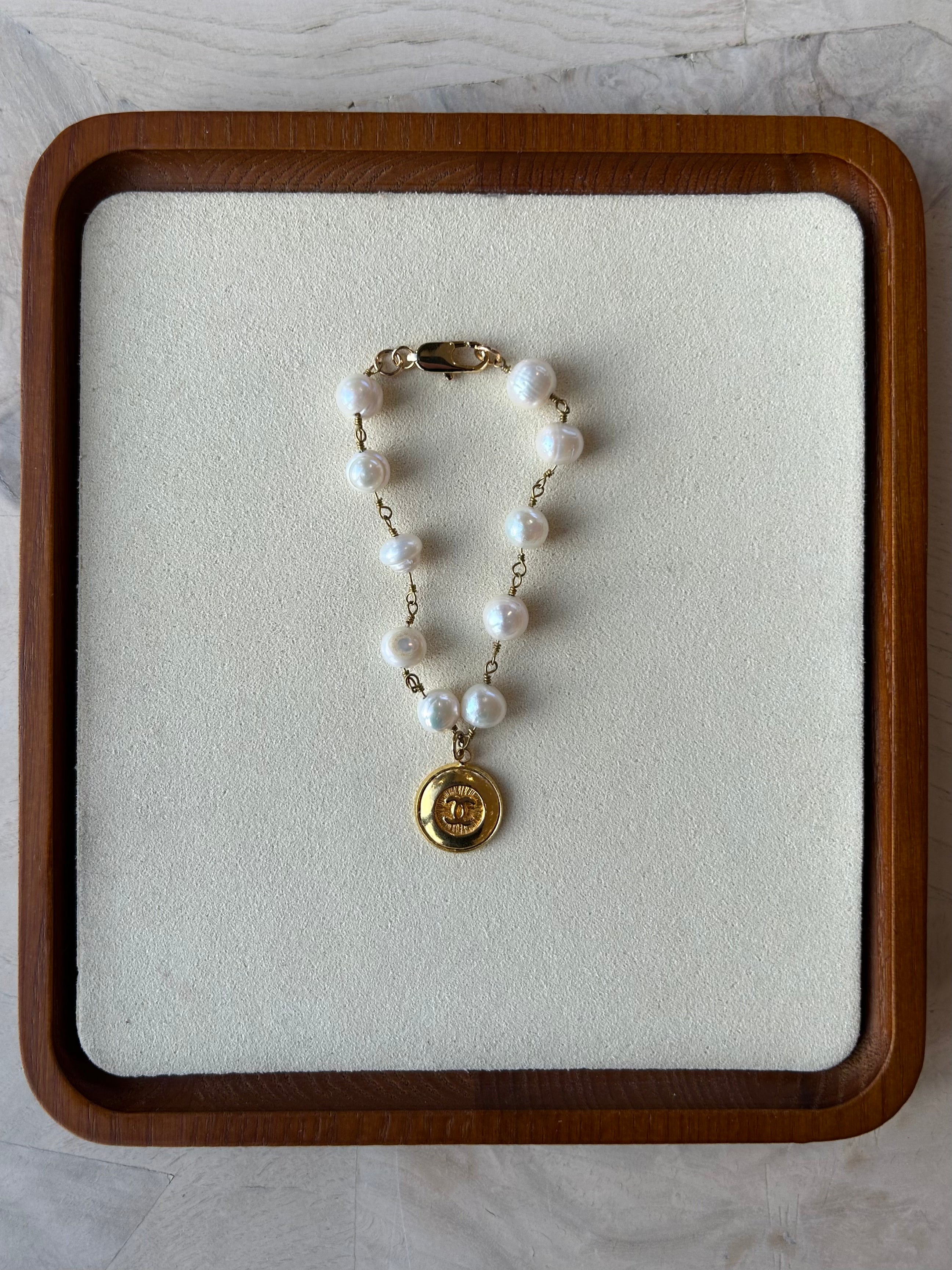 Julie Kreamer Single Pearl Chain Bracelet /Gold Flat Circular Charm B#3