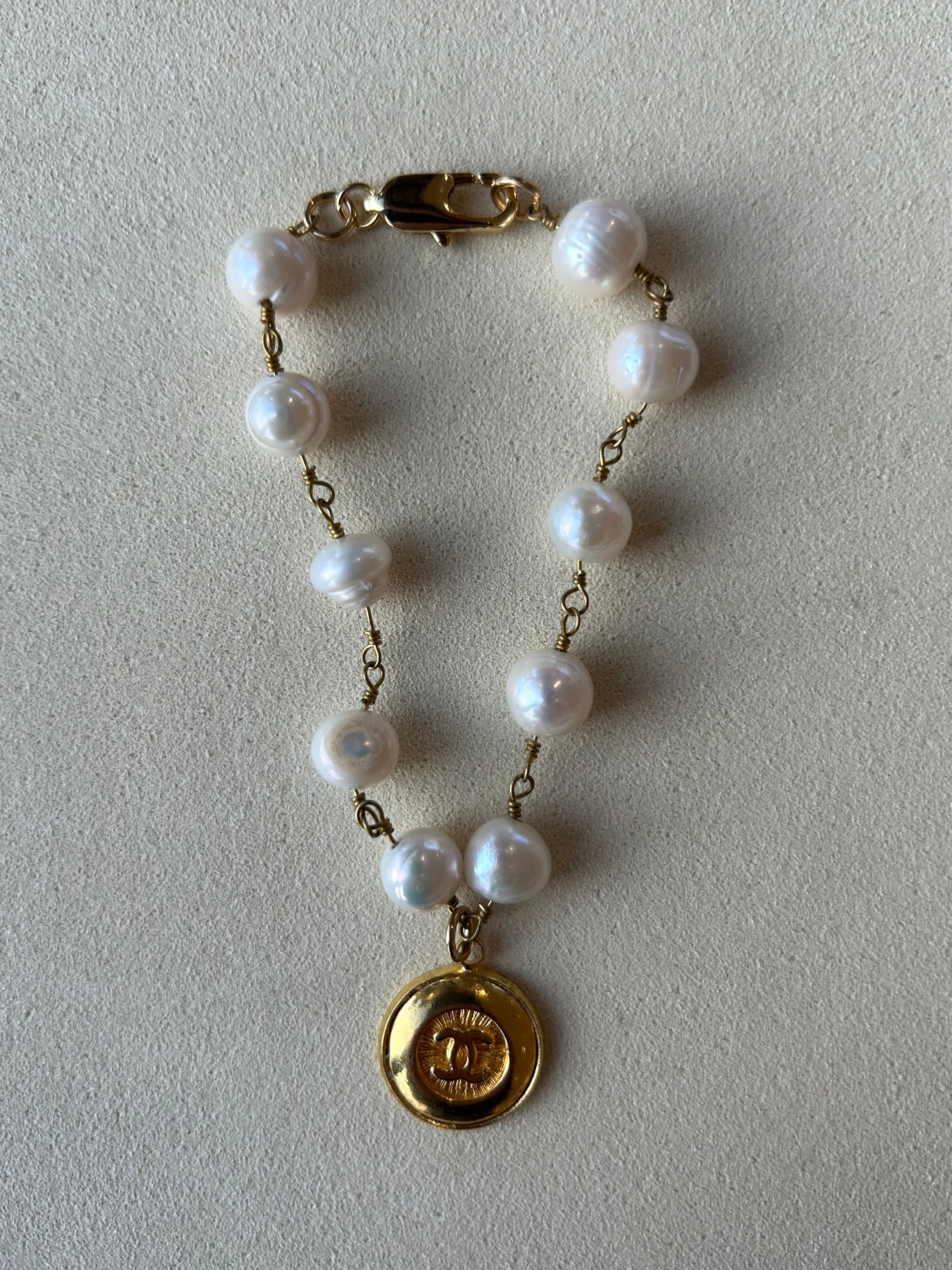 Julie Kreamer Single Pearl Chain Bracelet /Gold Flat Circular Charm B#3