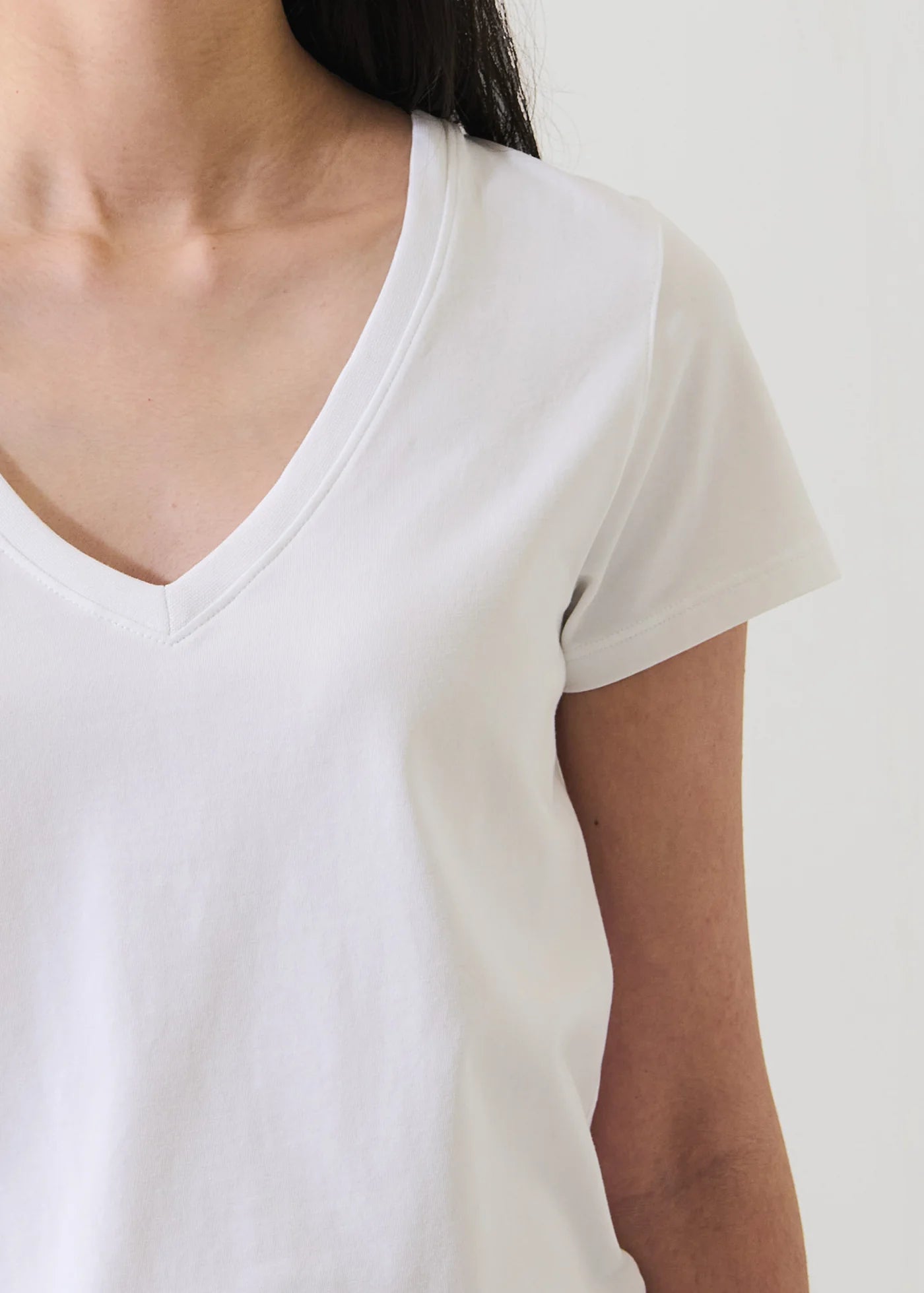 Patrick Assaraf Iconic Pima Stretch Fitted V Neck W95V02