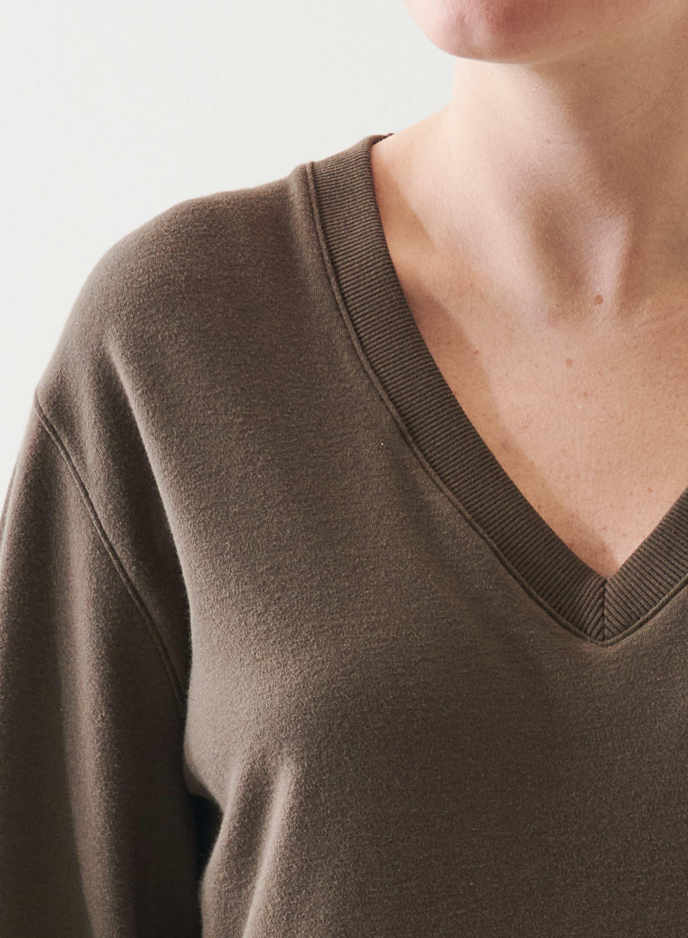 Patrick Assaraf Long Sleeve Brushed Pima Relaxed V-Neck Sweatshirt - Chestnut W95V05A