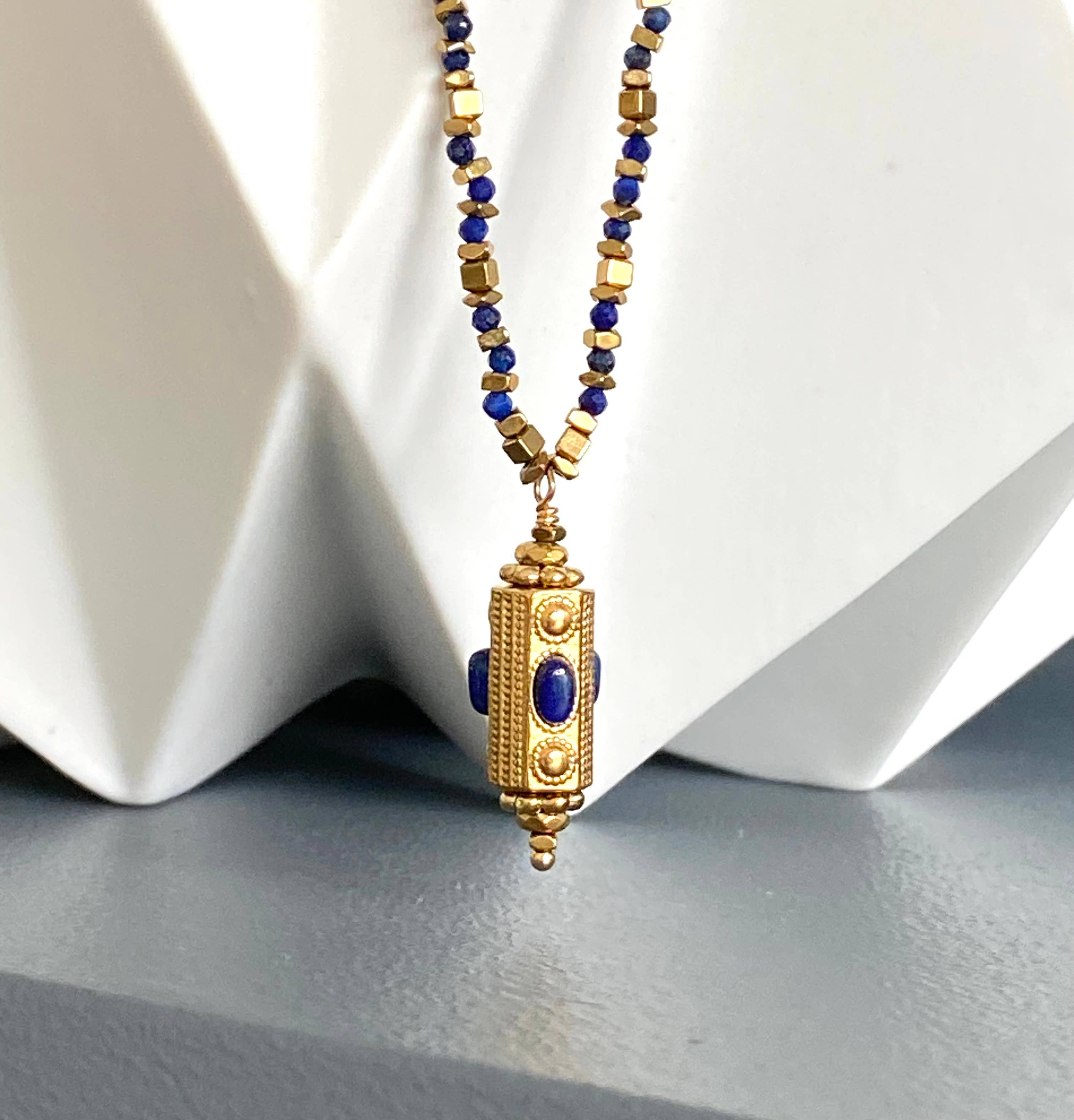 Little Hen Khiva Necklace with Lapis Lazuli Stones N38MAC