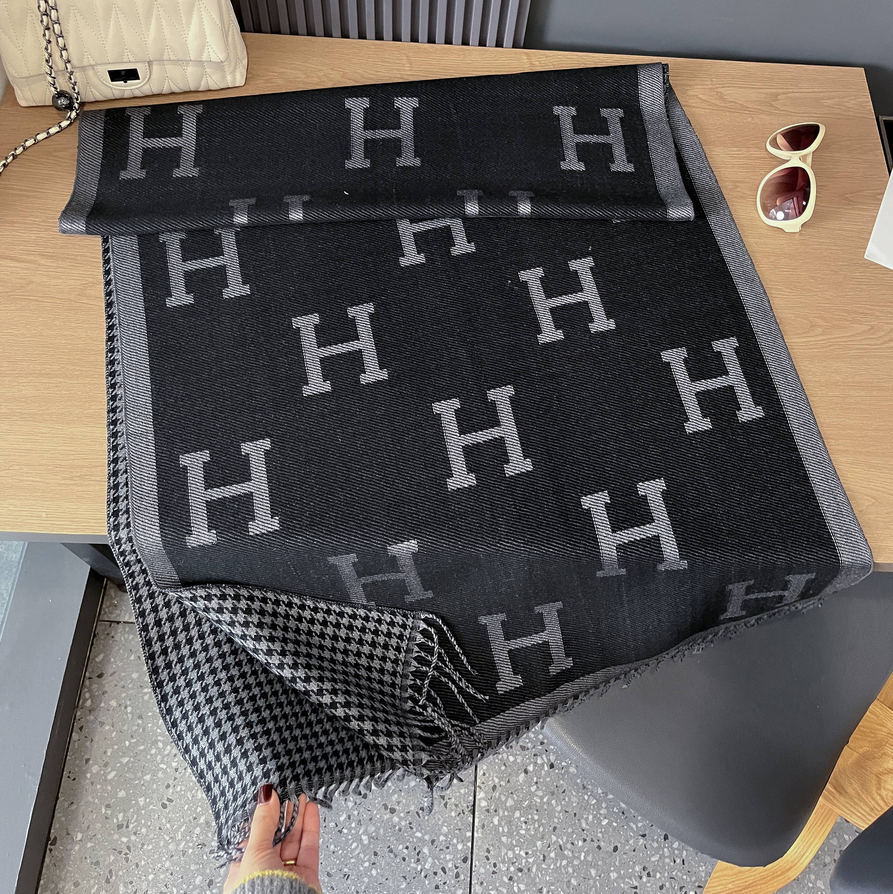 Thames Collection Black / Gray Houndstooth Reversible Wrap