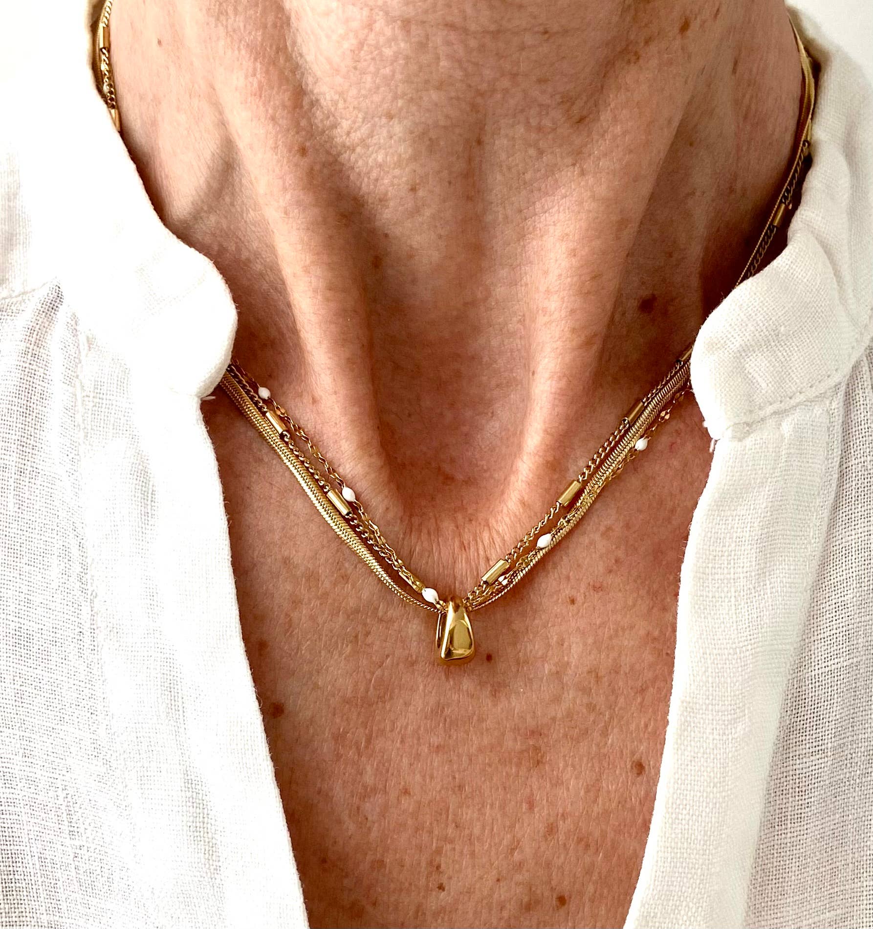 Little Hen Sally necklace N61MAC