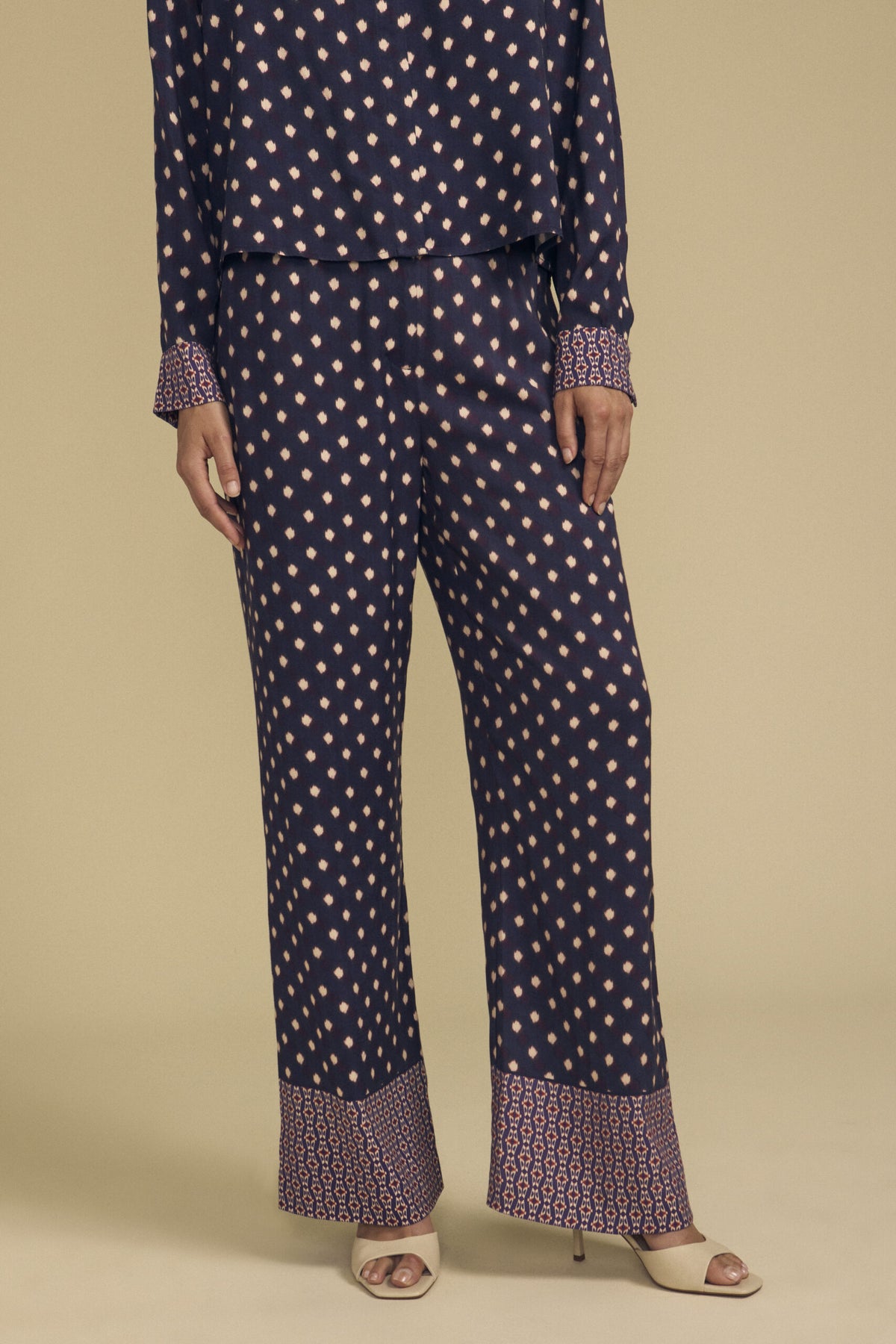 Velvet by Graham and Spencer Carol Border Print Pant