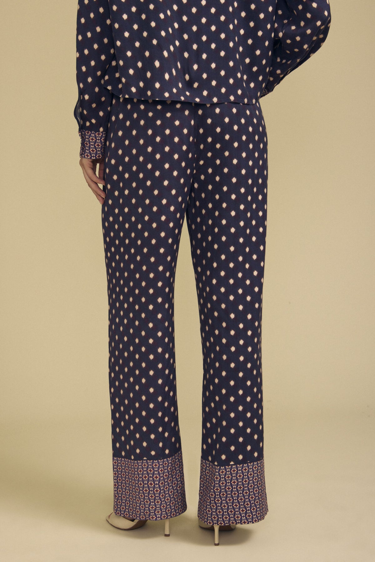 Velvet by Graham and Spencer Carol Border Print Pant