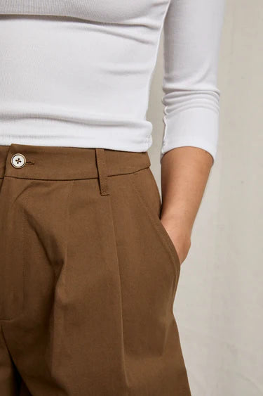 Perfect White Tee Mei Double Pleated Short