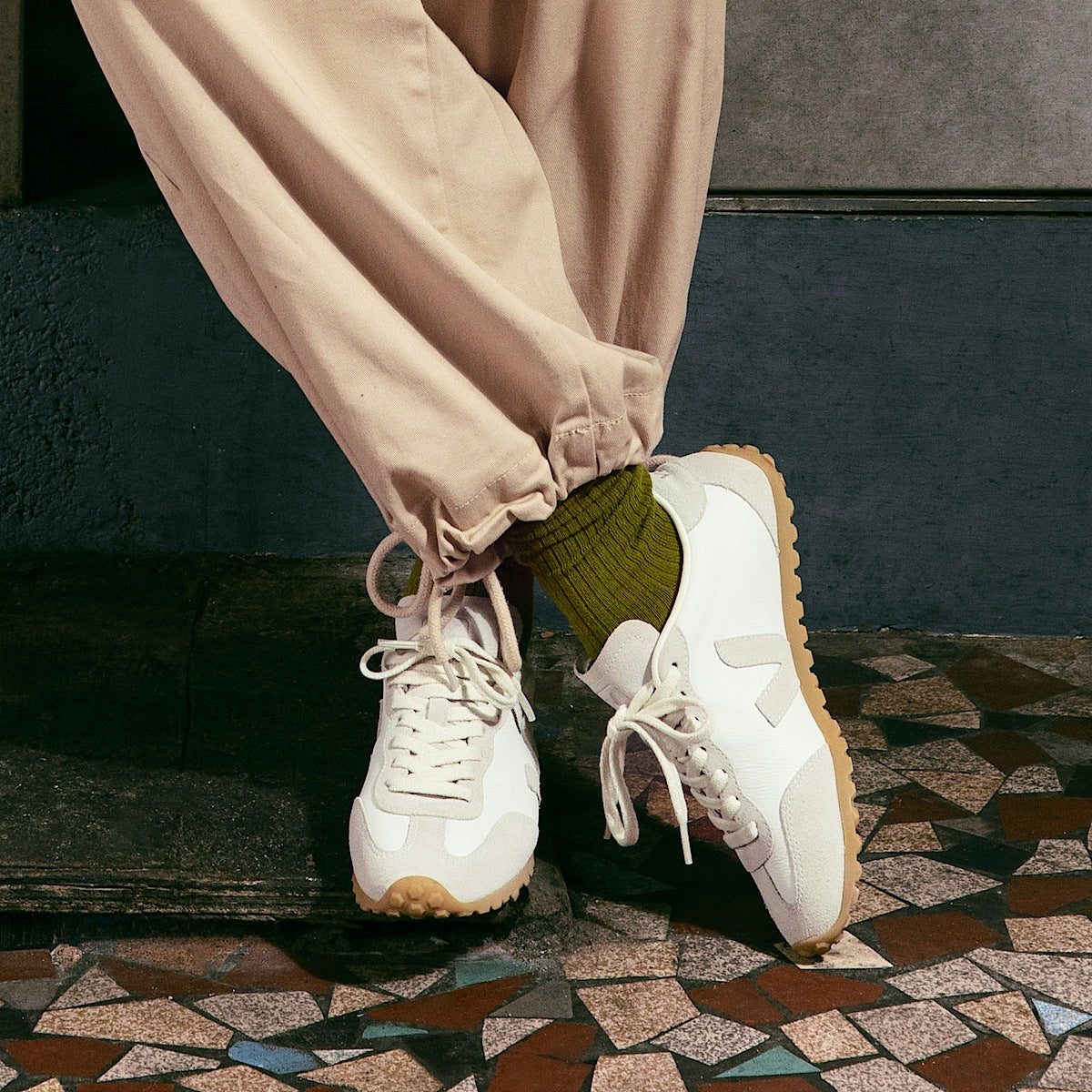 Veja GT Leather White Natural detail view