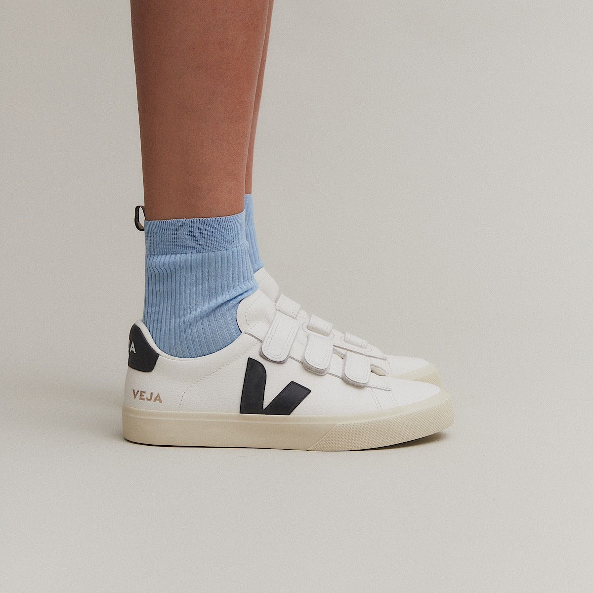 Veja Recife Leather Extra-White Black detail view